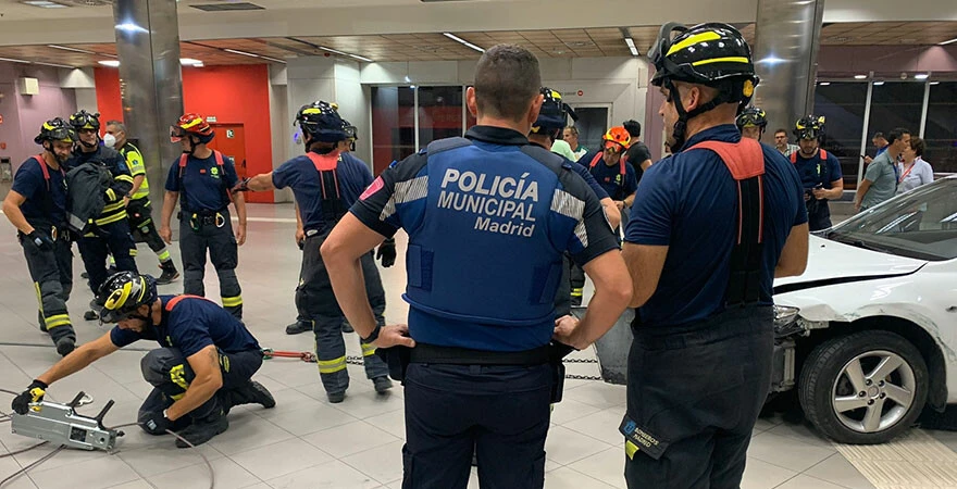 Çaldığı araçla metro merdivenlerine sıkıştı!