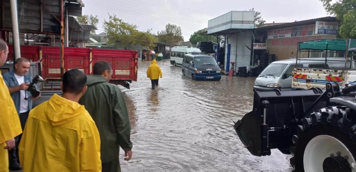 Meteoroloji uyarmıştı! Beklenen sağanak etkisini gösterdi: Yumurta büyüklüğünde dolu, göle dönen caddeler, uçan çatılar...