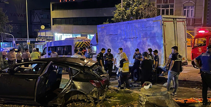 Esenler TEM’de feci kaza! 5 kişi hayatını kaybetti, 1 kişi ağır yaralandı