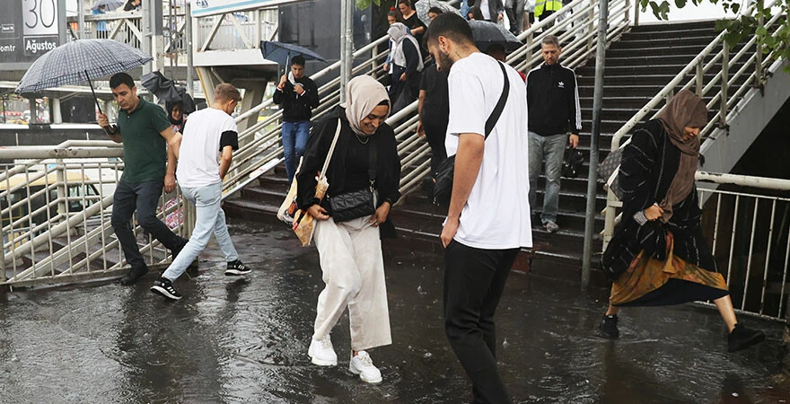 Beklenen yağış başladı! İstanbul’da gök gürültülü sağanak yolları göle çevirdi, evleri su bastı