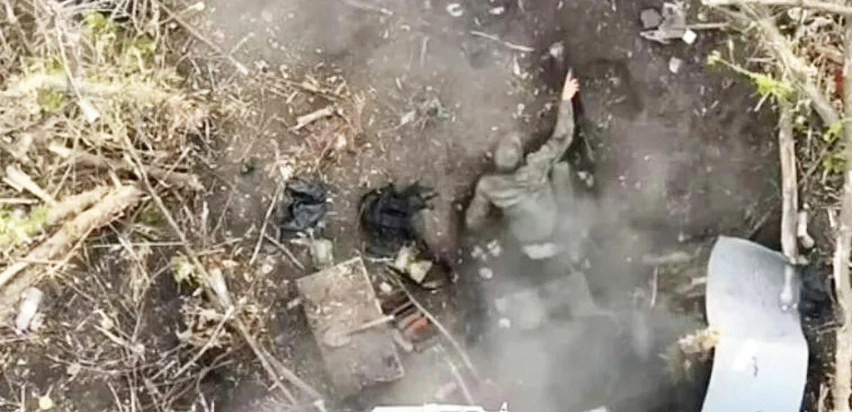 Siperde uyurken yanına bomba düştü, canını zor kurtardı! O anlar kamerada