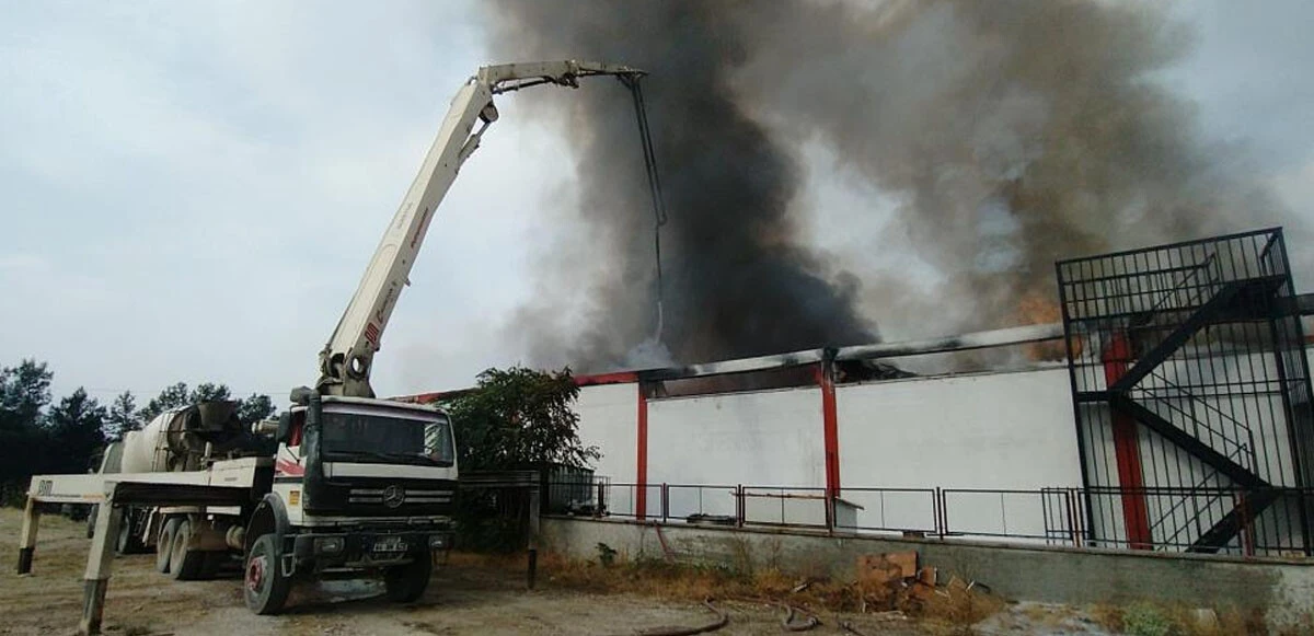 Son dakika! İplik fabrikası alevlere teslim oldu: Yangına müdahale devam ediyor