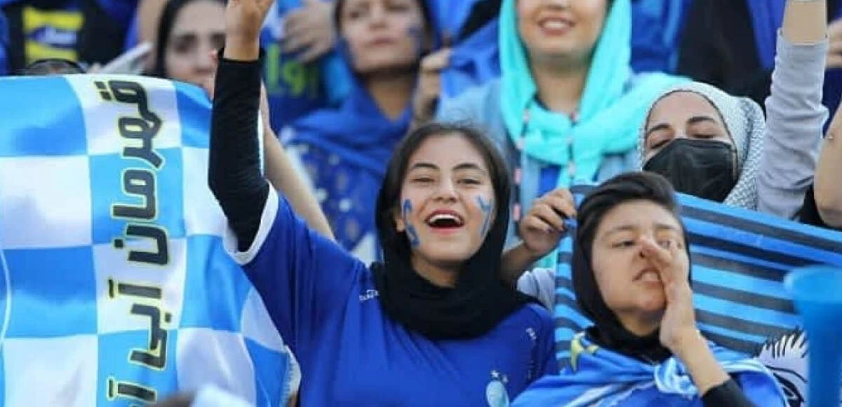 İran'da 43 yıl sonra bir ilk: Kadınlara tribün yasağı kalktı