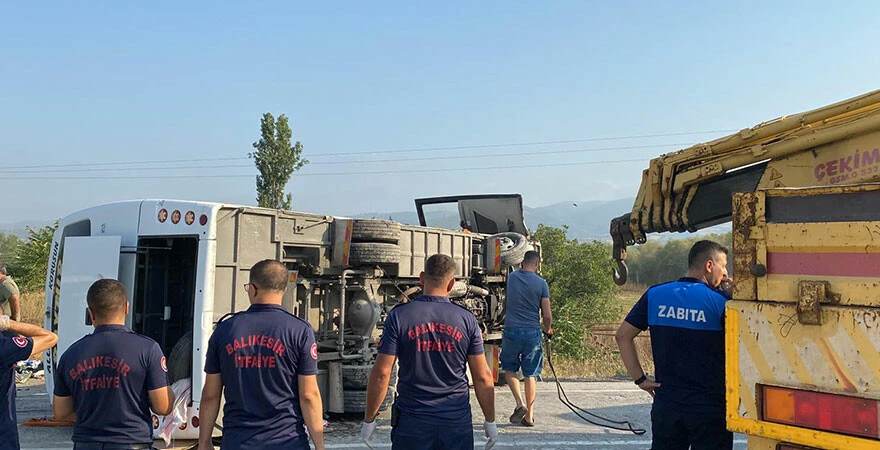 Balıkesir’de midibüs devrildi! 17 kişi yaralandı