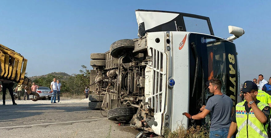 Balıkesir’de midibüs devrildi! 17 kişi yaralandı