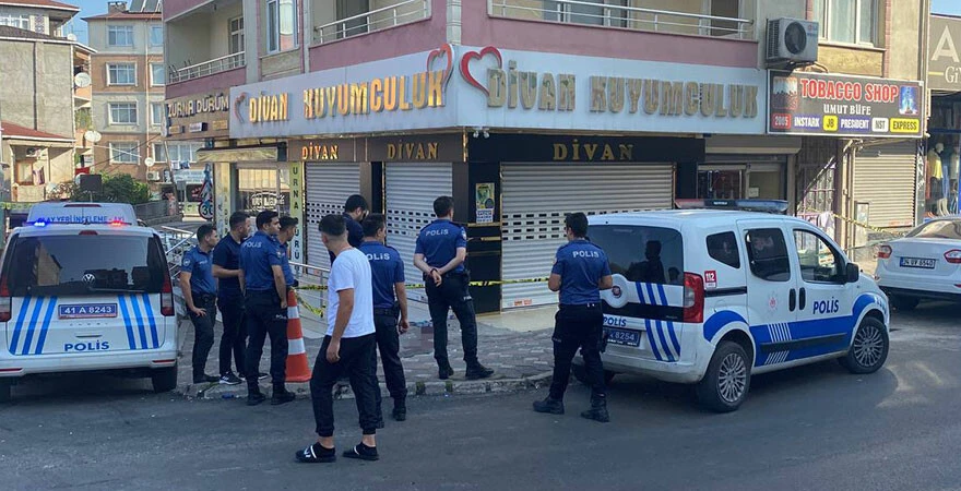 Gebze’de dehşet anları! Yabancı uyruklu şahıs Türk esnaf ve bir yabancıyı bıçakladı