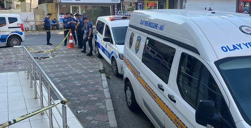 Gebze’de dehşet anları! Yabancı uyruklu şahıs Türk esnaf ve bir yabancıyı bıçakladı