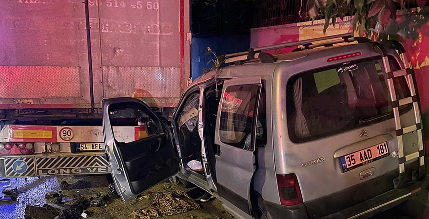 Alkollü sürücü kaldırımda bekleyen 2 kişiyi ezdi