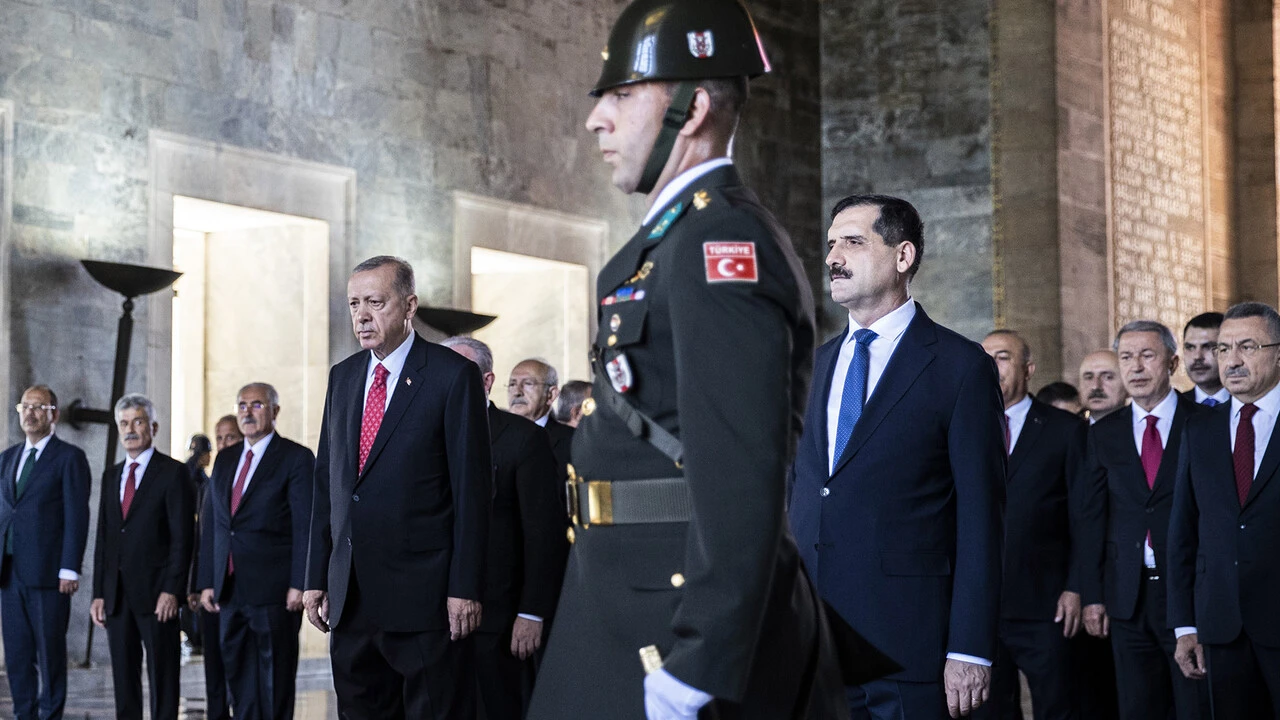 Devlet erkanı Anıtkabir'de: Erdoğan Anıtkabir Özel Defteri'ni imzaladı