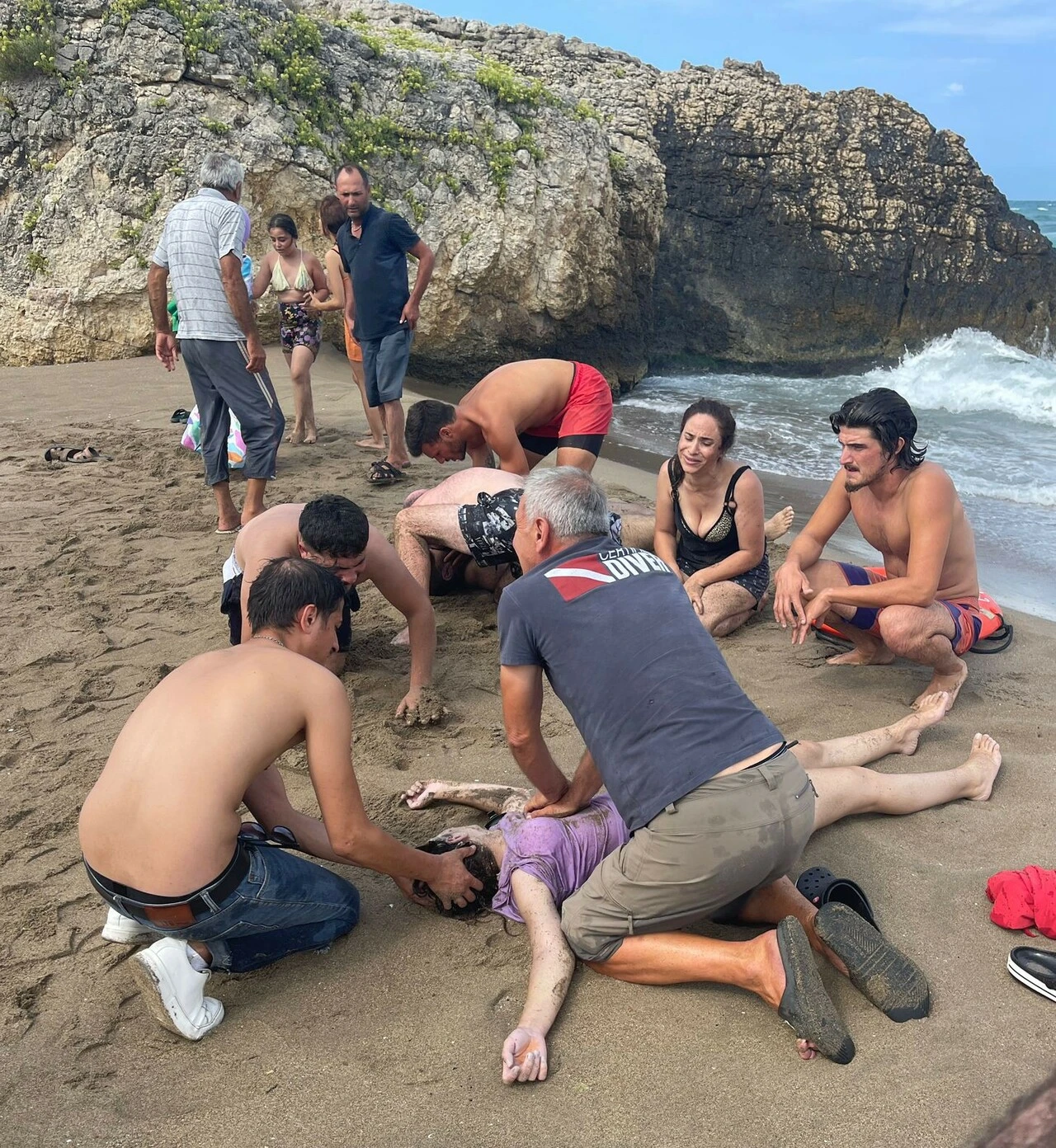 Yasaklı denizde can pazarı: Biri boğuldu, birinin hayati tehlikesi var