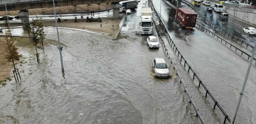 İstanbul'u ani sağanak vurdu! Yollar göle döndü, araçlar trafikte kaldı