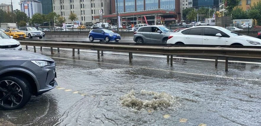 İstanbul'u ani sağanak vurdu! Yollar göle döndü, araçlar trafikte kaldı
