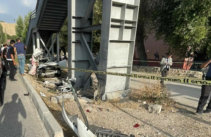 Otomobil üst geçidin ayağına çarpıp takla attı! Feci kazada anne oğul can verdi