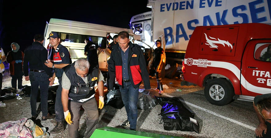 Son dakika: Sivas Kangal'da düğün dönüşü feci kaza! Ölü ve yaralılar var