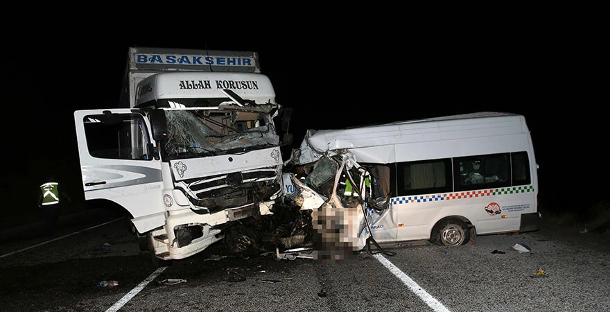 Son dakika: Sivas Kangal'da düğün dönüşü feci kaza! Ölü ve yaralılar var