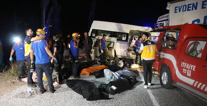 Son dakika: Sivas Kangal'da düğün dönüşü feci kaza! Ölü ve yaralılar var