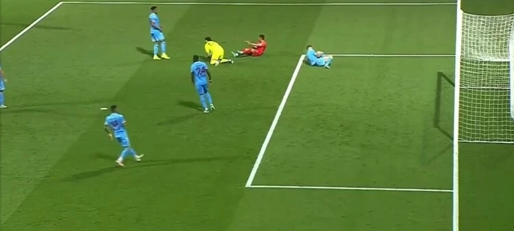 Trabzonspor'da sakatlık şoku: Sedyeyle kenara geldi!