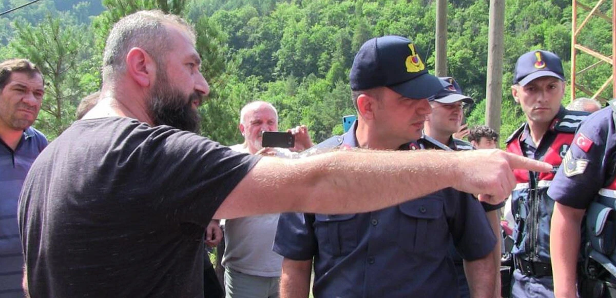 Otomobil uçuruma uçtu, köylüler isyan etti: Bariyer istiyoruz!