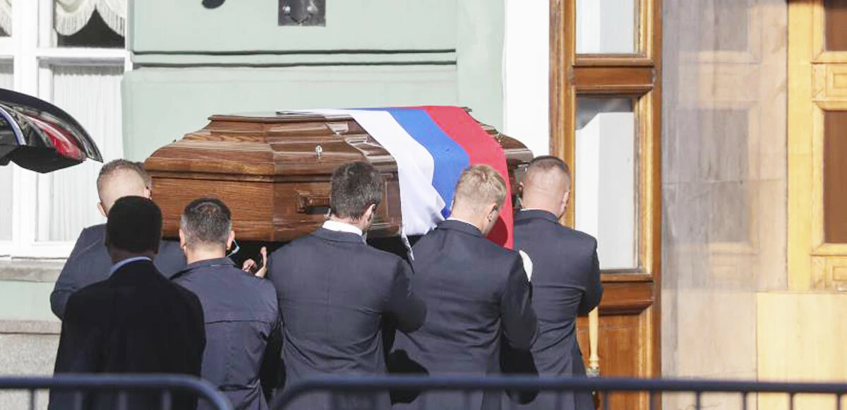 Gorbaçov görkemli veda: Yüz binler akın etti