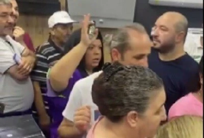 İndirimli mağazada izdiham! Son fritöz için birbirine girenlere biber gazlı tehdit: Dağıtırım burayı