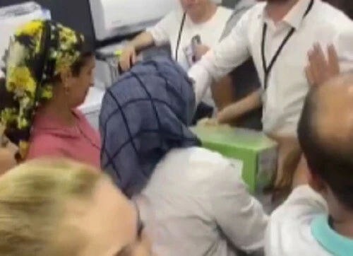 İndirimli mağazada izdiham! Son fritöz için birbirine girenlere biber gazlı tehdit: Dağıtırım burayı