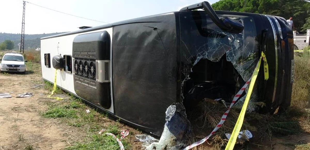 Çanakkale'de tur otobüsü su kanalına devrildi, feci kazada ölü ve yaralılar var