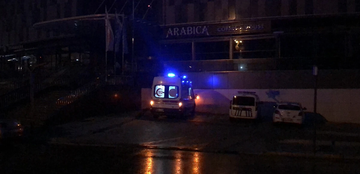 Kastamonu’da 'evlerinizden çıkmayın' uyarısı! Yarım saatlik yağmur hayatı felç etti, AVM çatısı çöktü