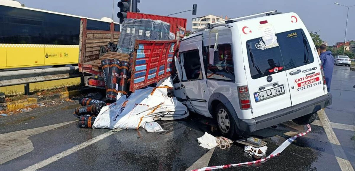Kamyonete ok gibi saplandı! İstanbul'daki feci kazada 1 kişi hayatını kaybetti