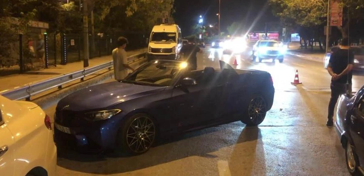 Ceza yedi otomobili bağlandı, arkadaşlarıyla hatıra fotoğrafı çektirdi