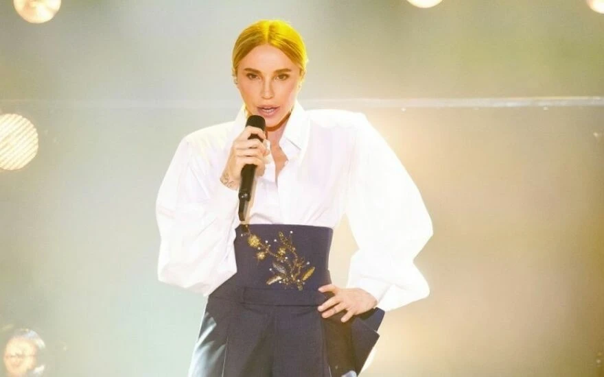 Ev hapsindeki Gülşen'in konserinde vokalistler sahne aldı!