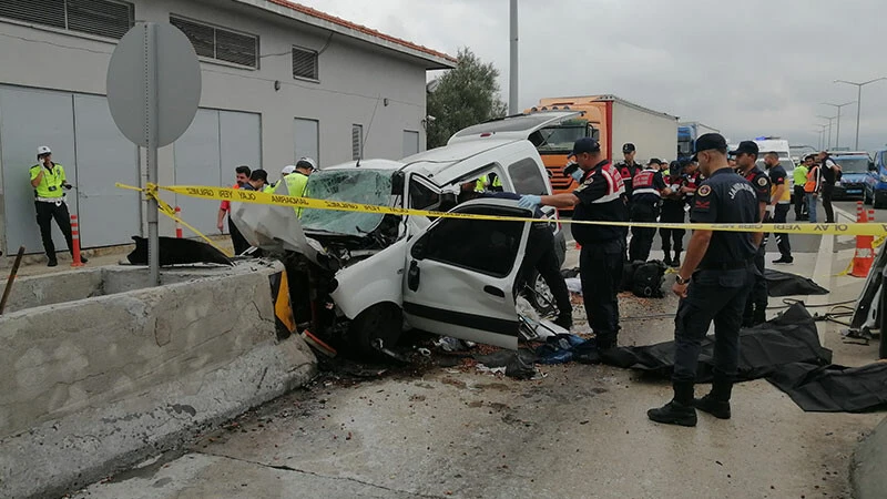 Bolu’da otomobil bariyerlere sağlandı! Araçta bulunan 3 kişi hayatını kaybetti