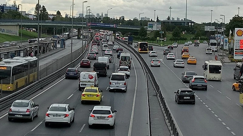 Anaokul ve ilkokul 1’inci sınıf öğrencilerin okula uyum eğitimi başladı! İstanbul'da trafik oluştu