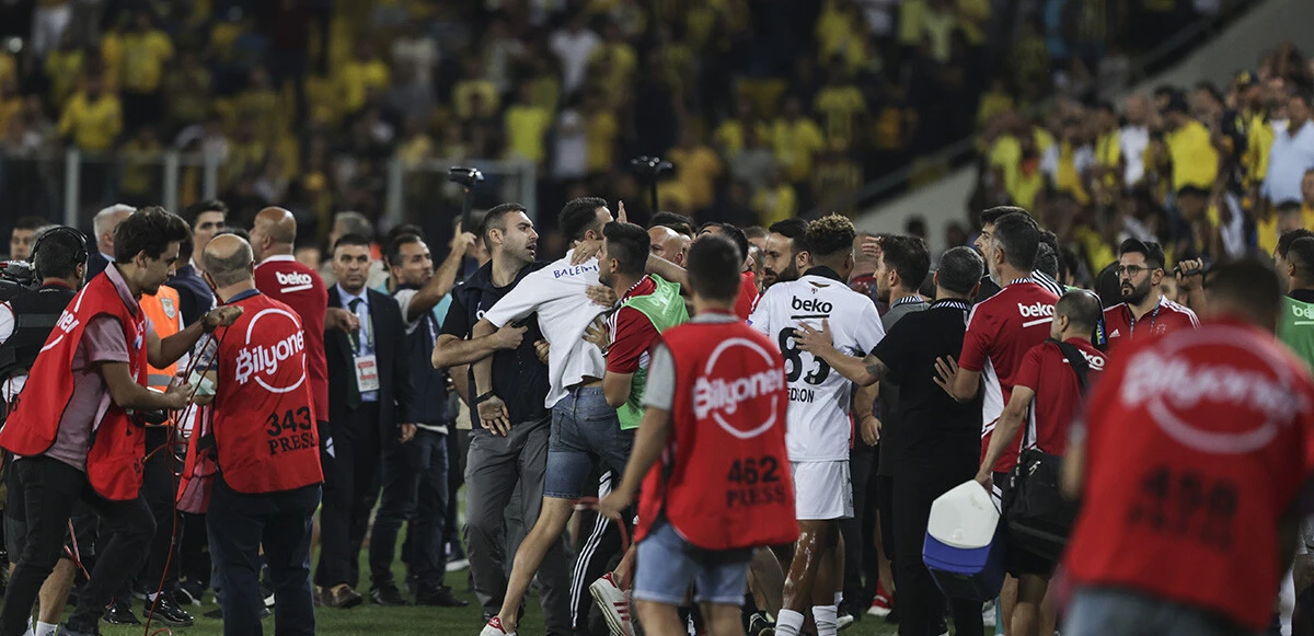 Ankaragücü-Beşiktaş maçının son düdüğüyle ortalık karıştı! Sahaya giren taraftar Cenk Tosun'a tekme attı