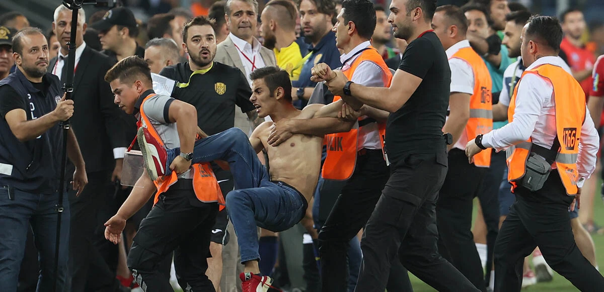 Ankaragücü-Beşiktaş maçının son düdüğüyle ortalık karıştı! Sahaya giren taraftar Cenk Tosun'a tekme attı
