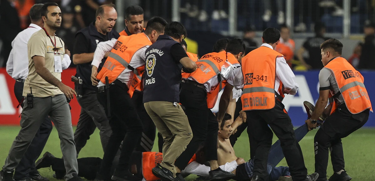 Ankaragücü-Beşiktaş maçının son düdüğüyle ortalık karıştı! Sahaya giren taraftar Cenk Tosun'a tekme attı