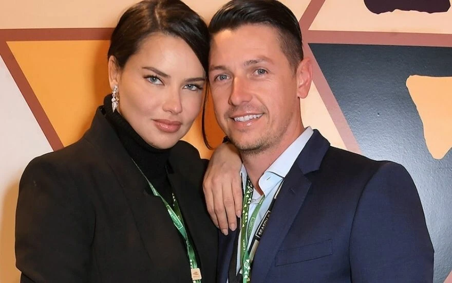 Adriana Lima 3. kez anne oldu: Bebeğinin ilginç bir fotoğrafını paylaştı
