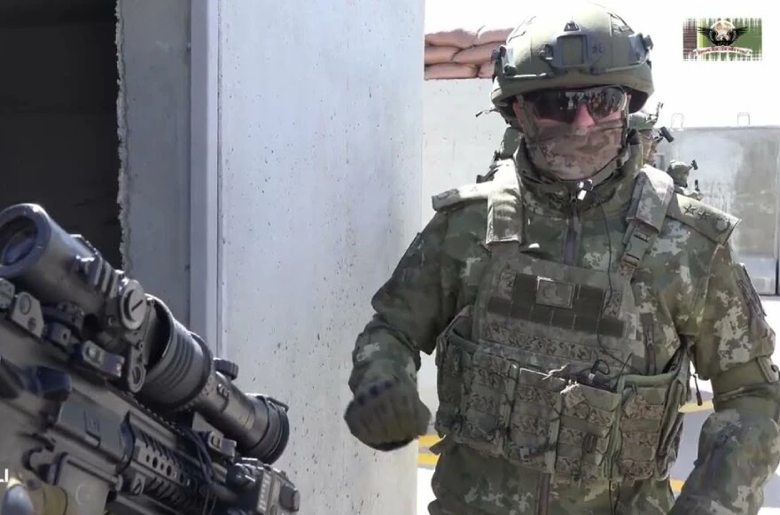 Binbaşı Özçelik kimdir? Sesiyle büyüleyen Binbaşı Özçelik'in yüzü merak edildi