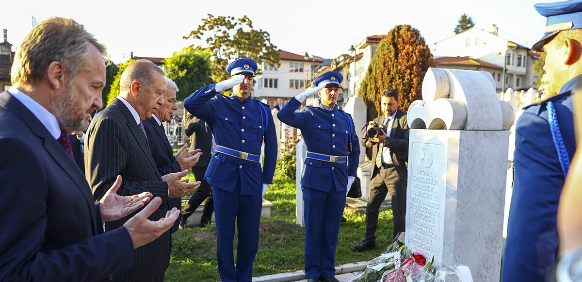 Cumhurbaşkanı Erdoğan'dan Aliya İzzetbegoviç’in kabrine ziyaret