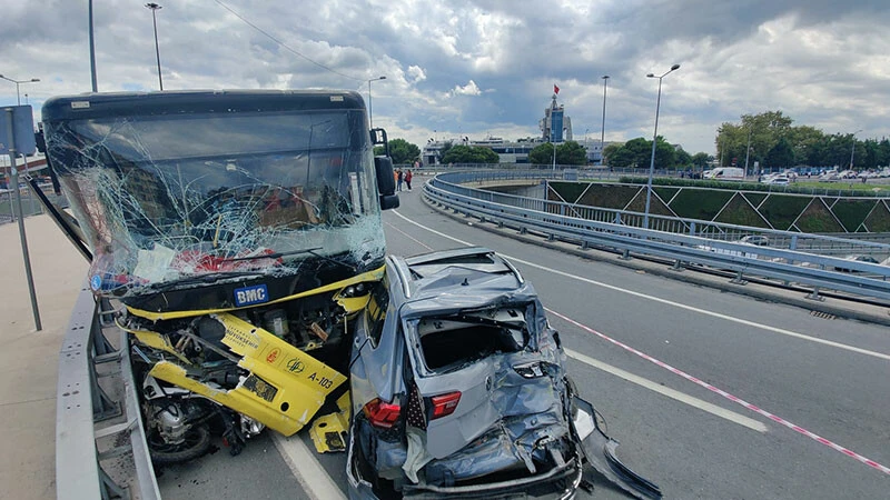 İstanbul’da İETT otobüsü çok sayıda araca çarptı: Yaralılar var