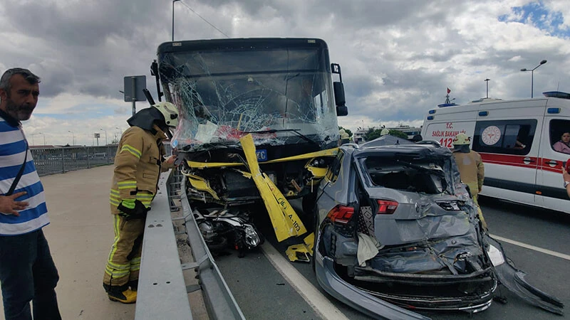 İstanbul’da İETT otobüsü çok sayıda araca çarptı: Yaralılar var