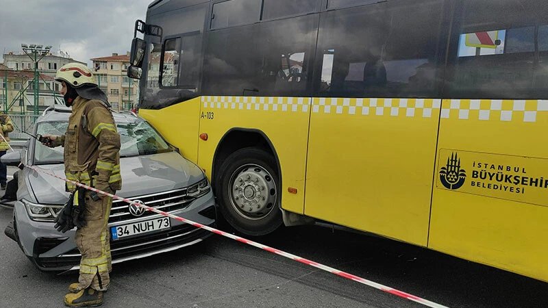 İstanbul’da İETT otobüsü çok sayıda araca çarptı: Yaralılar var