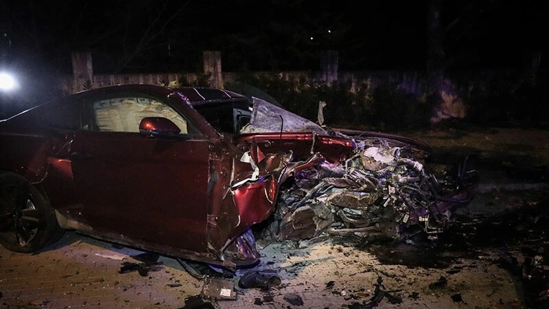 Bursa’da feci kaza! Kamyona çarpan lüks otomobil hurdaya döndü