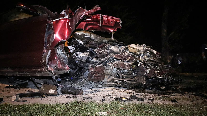 Bursa’da feci kaza! Kamyona çarpan lüks otomobil hurdaya döndü