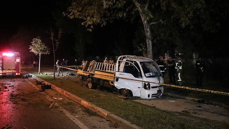 Bursa’da feci kaza! Kamyona çarpan lüks otomobil hurdaya döndü