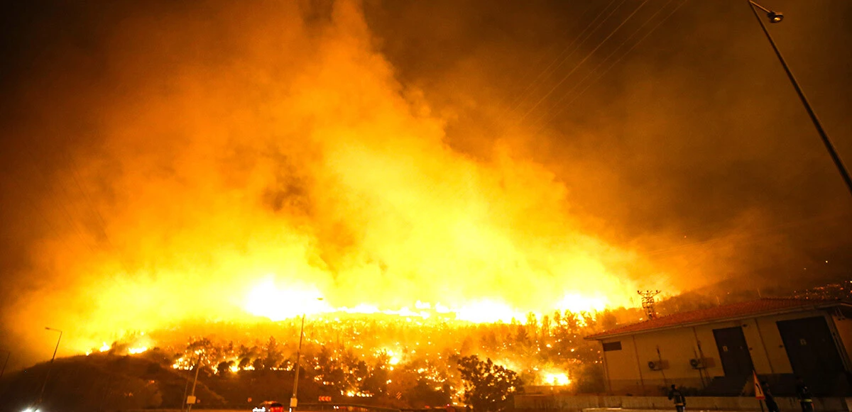 Mersin'de çiğlerimiz yanıyor! Alevler gökyüzünü aydınlattı, Mersin-Antalya yolu ulaşıma kapatıldı