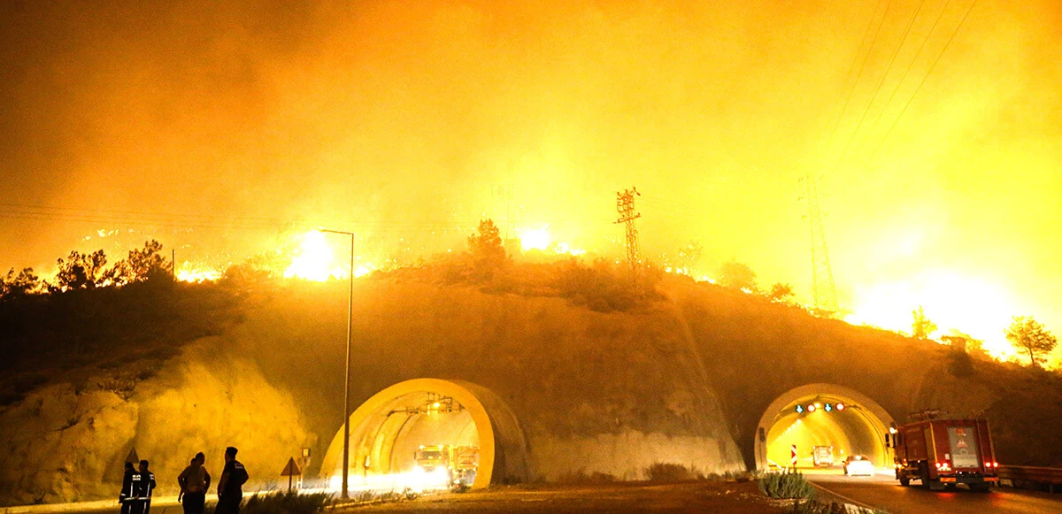 Mersin'de çiğlerimiz yanıyor! Alevler gökyüzünü aydınlattı, Mersin-Antalya yolu ulaşıma kapatıldı