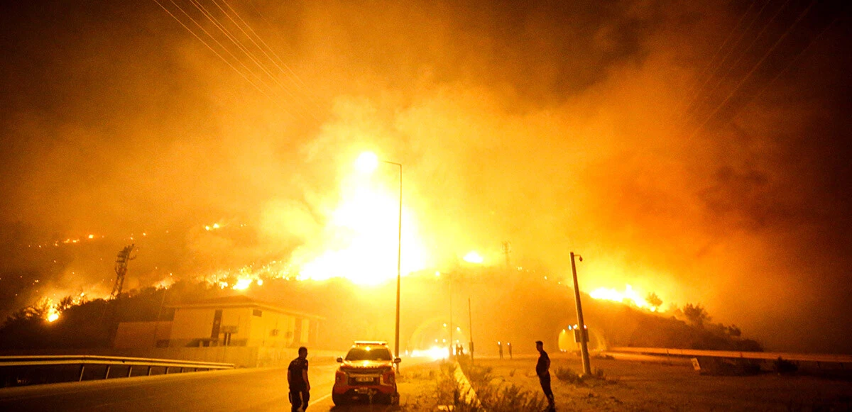 Mersin'de çiğlerimiz yanıyor! Alevler gökyüzünü aydınlattı, Mersin-Antalya yolu ulaşıma kapatıldı