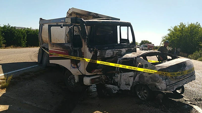 Adana'da çalıntı araç kamyona çarptı! Hırsız yanarak hayatını kaybetti