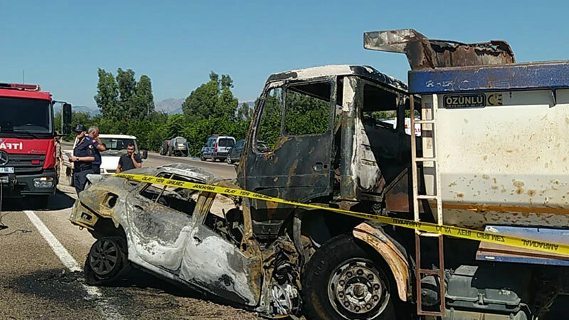 Adana'da çalıntı araç kamyona çarptı! Hırsız yanarak hayatını kaybetti