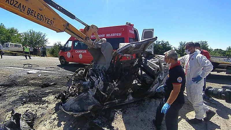 Adana'da çalıntı araç kamyona çarptı! Hırsız yanarak hayatını kaybetti